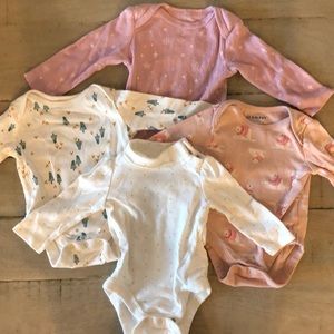 Bundle of 3/6 months long sleeve bodysuits holiday/winter